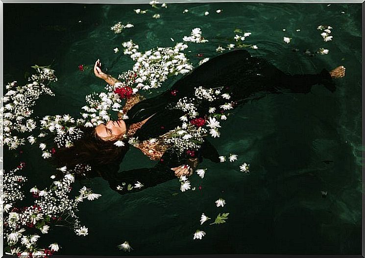 A woman floats with flowers: the emotional intelligence.