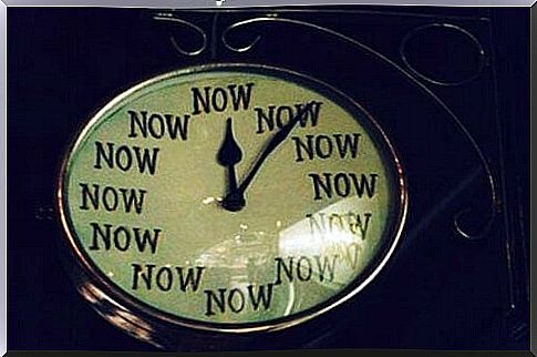 Clock that says "now"