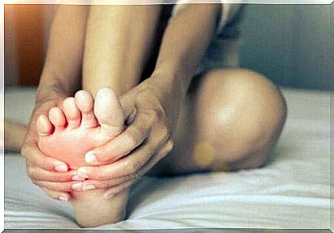 Burning feet: Causes and symptoms