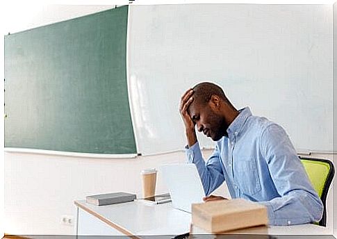 Burnout syndrome in teachers makes them feel sad and tired.