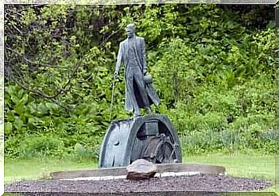 Statue by Nikola Tesla