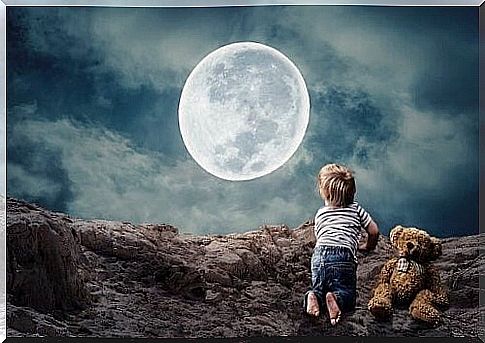 Children looking at the moon